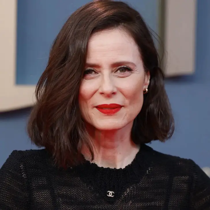 Стрижка клавикат с боковым пробором и объемной прядью