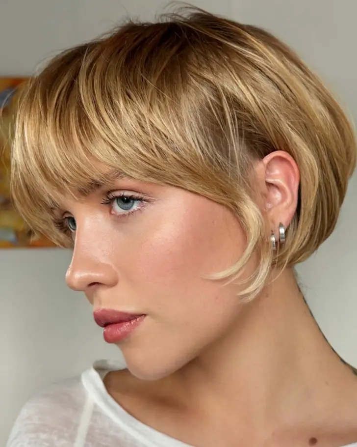 Стрижка пикси боб с челкой и открытым ухом и аккуратной укладкой