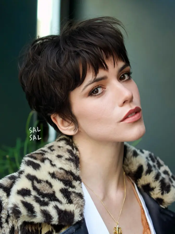 Стрижка пикси с многослойной молодежной челкой с легким эффектом растрепанности