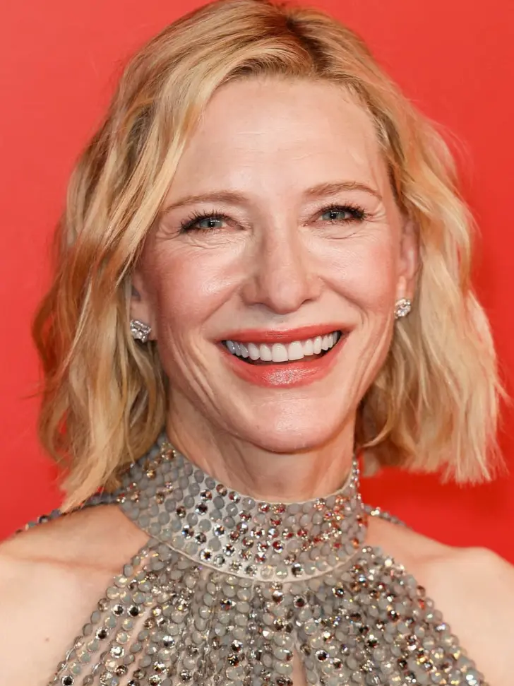 Стрижка рваный боб с прибором и объемными кончиками