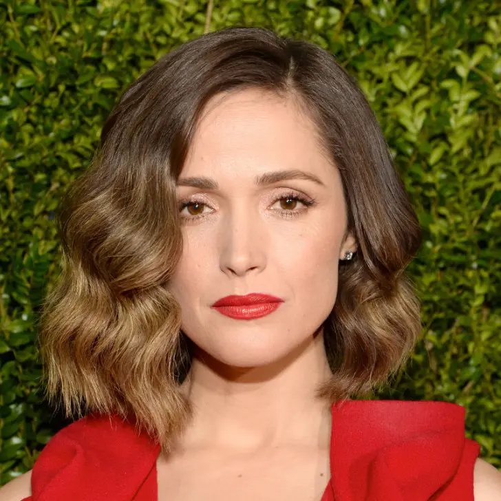 Стрижка с боковым пробором и элегантными волнами с правой стороны