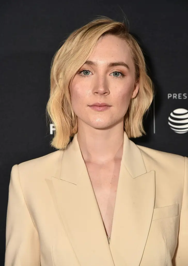 Стрижка с боковым пробором и волной с правой стороны на блонд волосах