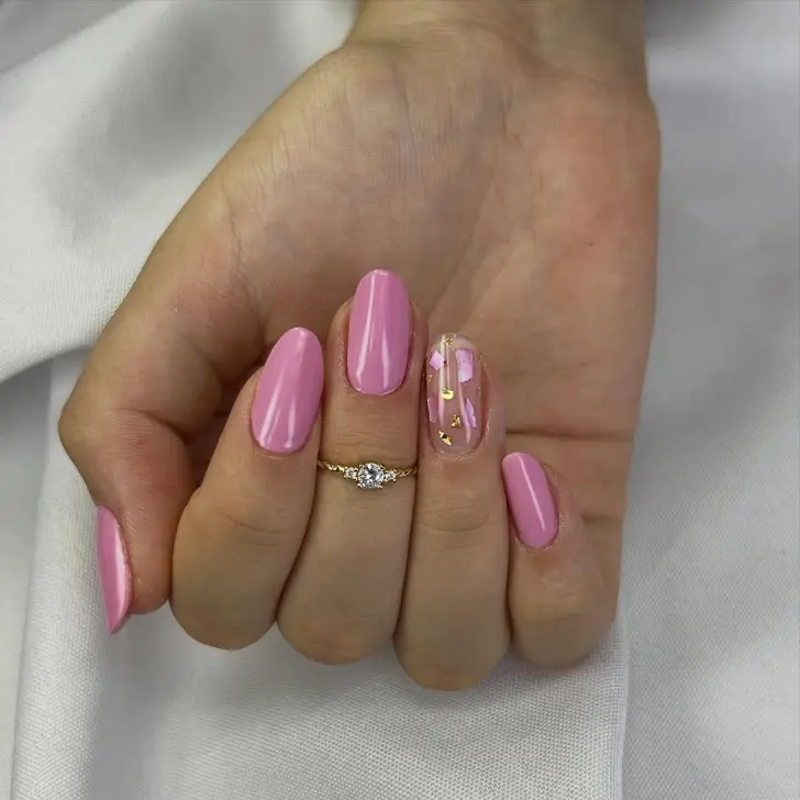 Светло фиолетовые ногти с осколками и золотой фольгой на 8 марта