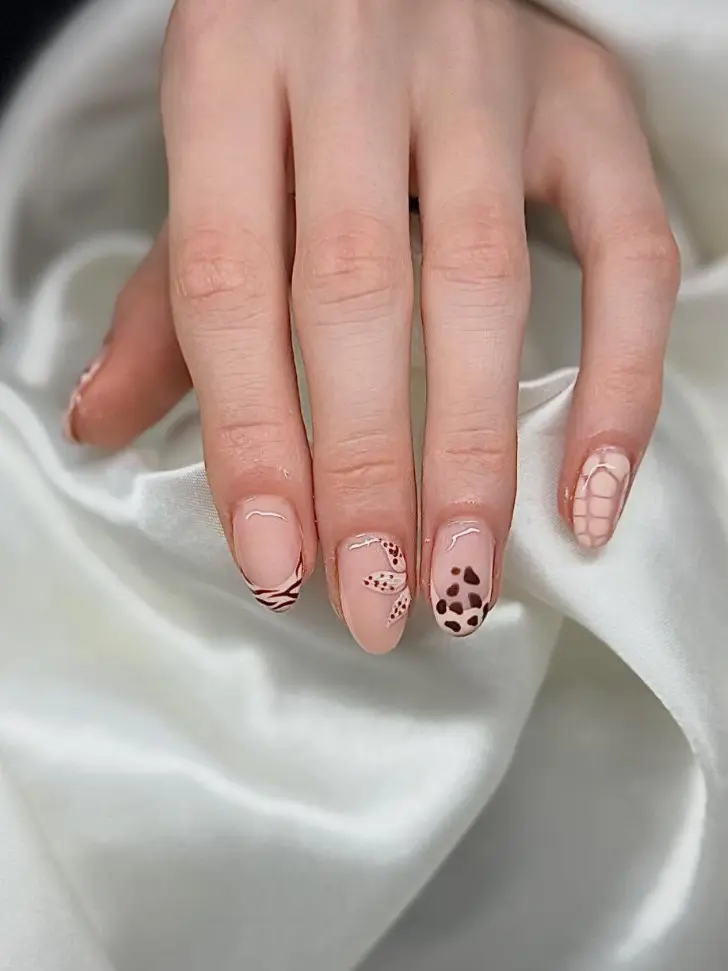 Светлый френч дополненный анимал принтом и цветком