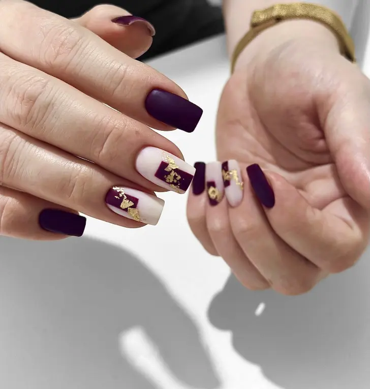 Светлый квадратный маникюр с частично бордовыми ногтями и золотой фольгой