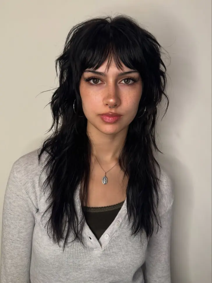 Трендовая стрижка шегги с черными длинными волосами и челкой