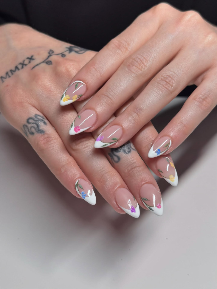 Весенний белый френч с нежными цветами разных оттенков