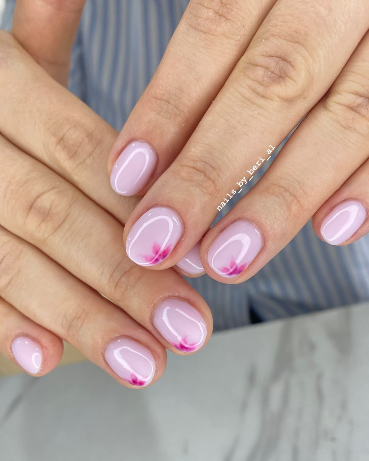 Весенний короткий маникюр нежного оттенка с мини цветами