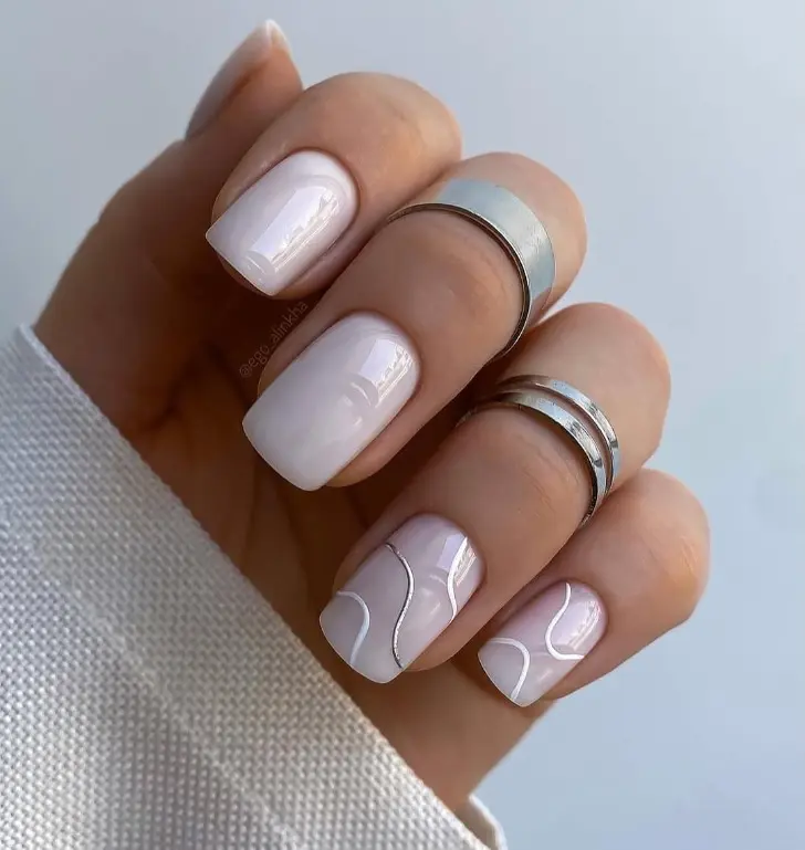 Весенний маникюр с волнами и шиком