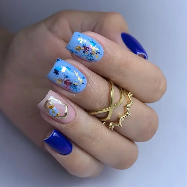 Весенний маникюр в пастельных оттенках с золотой фольгой и цветком
