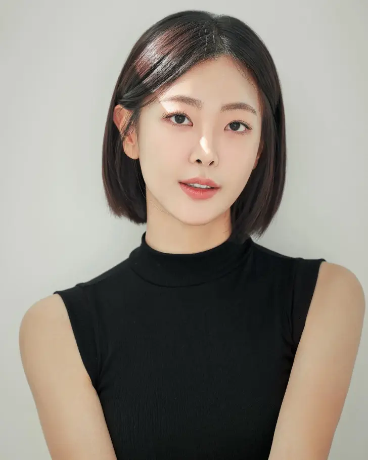 Японское каре с волосами убранными за ухо