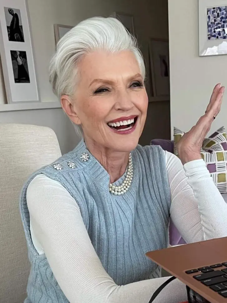 Зачесанная вверх прическа пикси с седыми волосами для женщин в возрасте