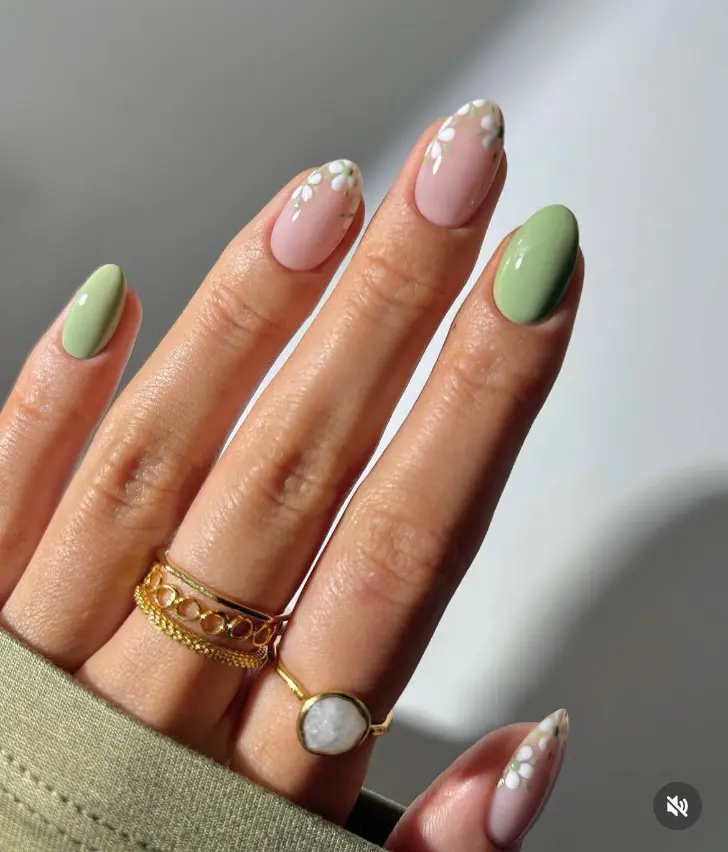 Зеленый маникюр с весенними цветами подчеркивающий красоту рук