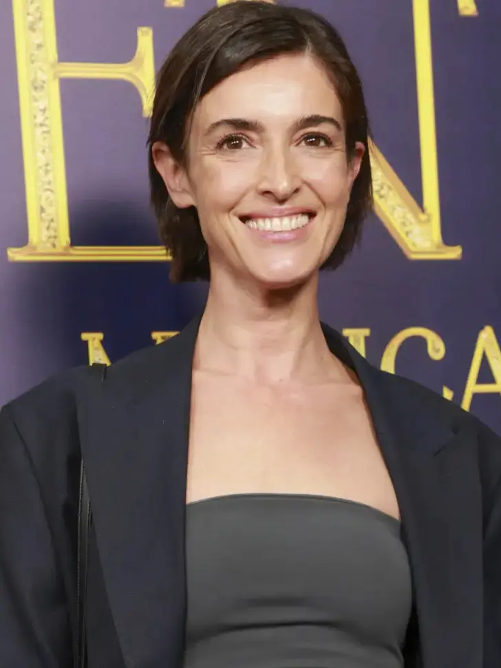 Аккуратный боб с пробором и свободными прядями