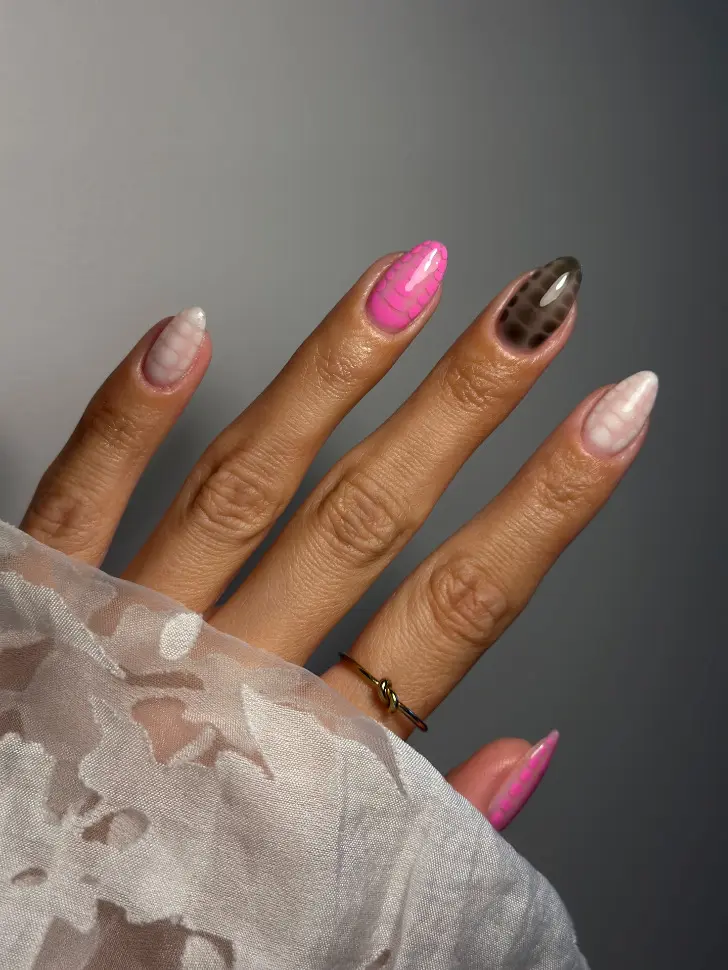 Анимал принт в дерзком маникюре в трех цветах на коротких ногтях