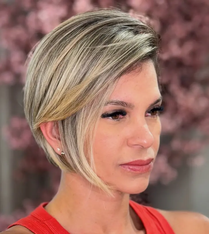 Асимметричная стрижка боб с косой челкой и мелированными прядями