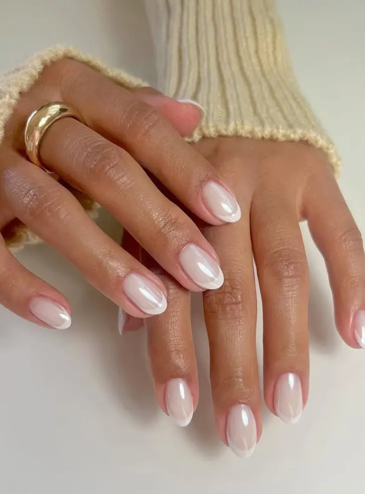 Белый френч на молочно белой основе на овальных ногтях