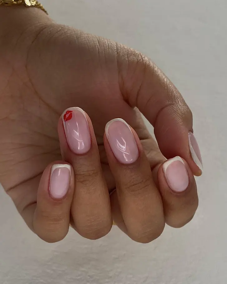 Белый френч с красным поцелуем для эффектных леди