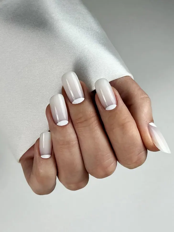Белый лунный маникюр с молочно белой основой
