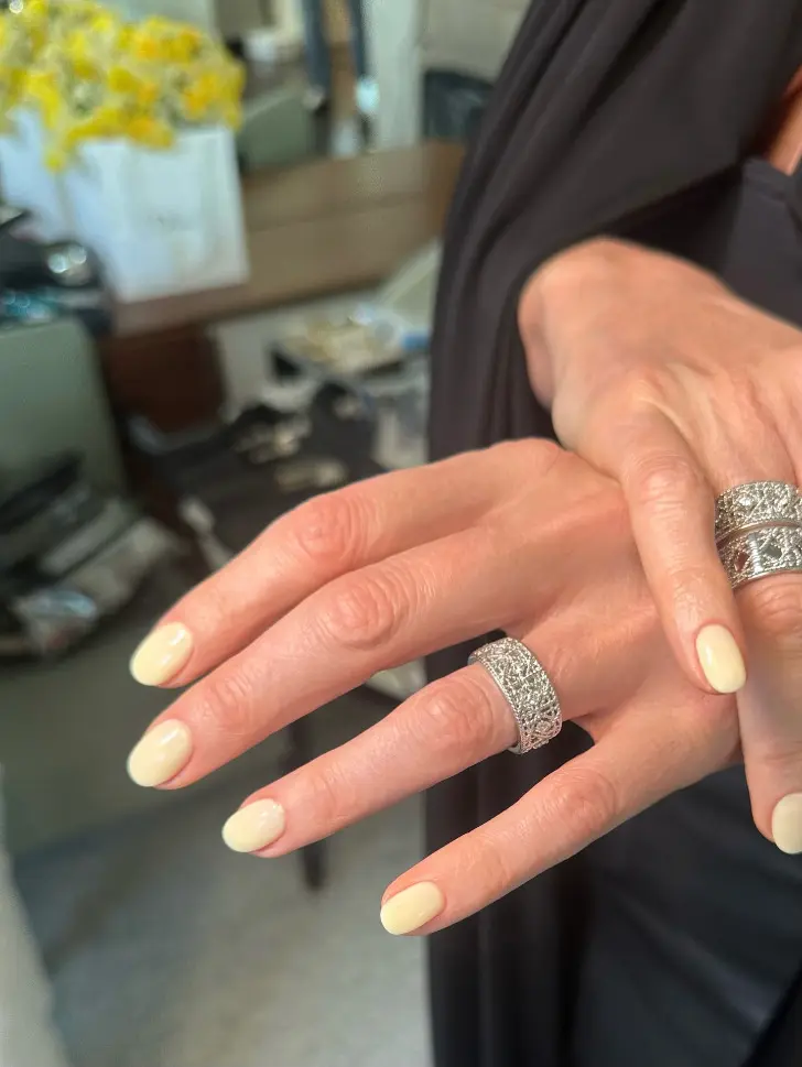 Бледно желтый овальный маникюр для женщин со вкусом