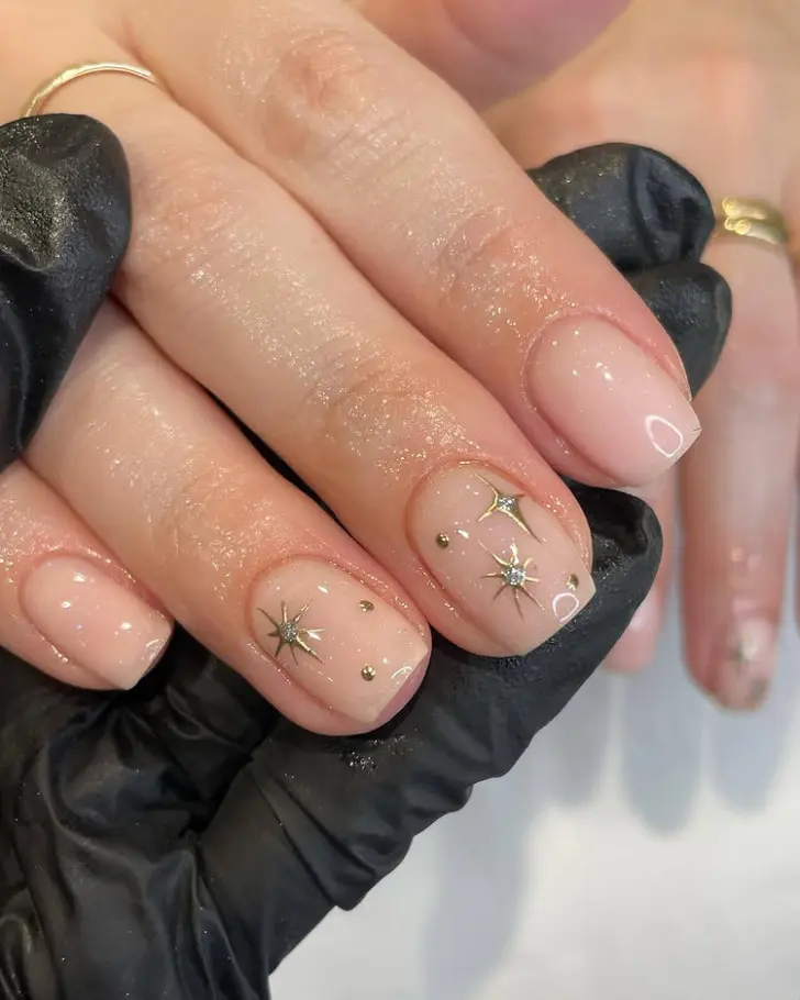 Чистый маникюр с золотыми звездами