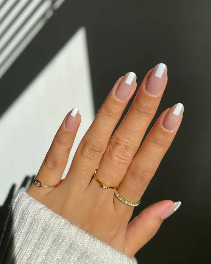Чистый овальный маникюр с белыми прямоугольниками
