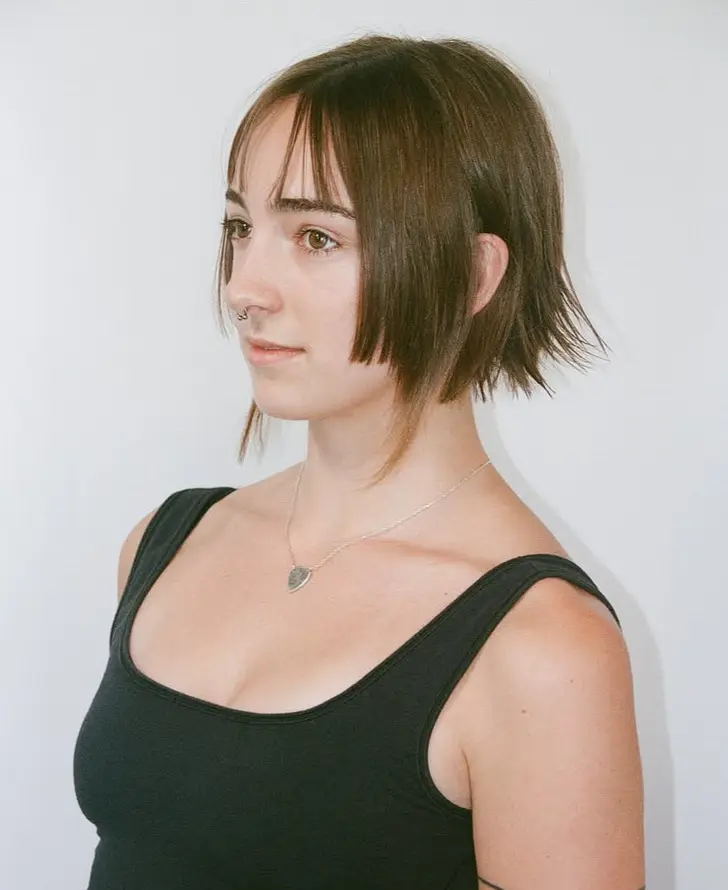 Дерзкий французский боб с очень редкой челкой отдельными длинными прядями и тонкими волосами