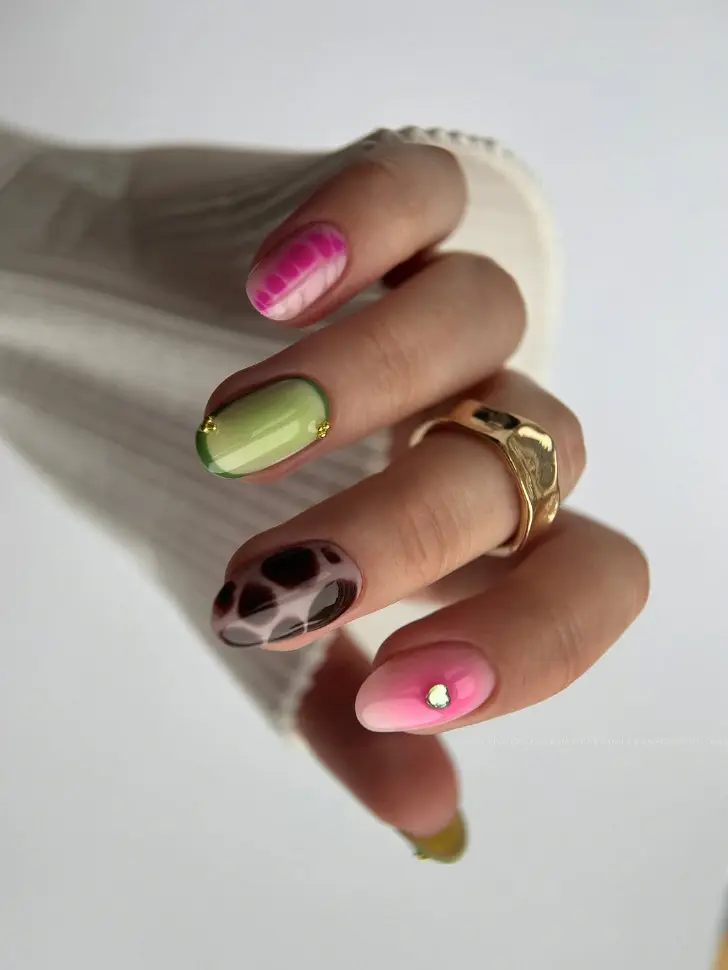 Дерзкий маникюр на овальных ногтях с различным анимал принтом