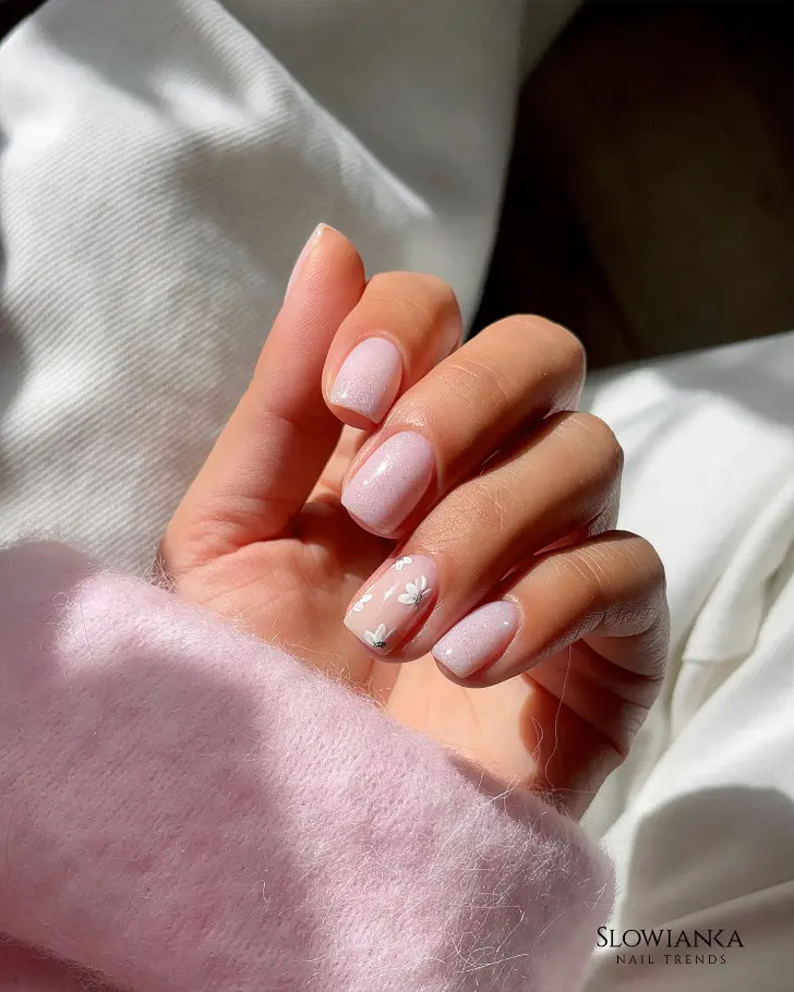 Дорогой и шикарный маникюр с мини цветами и блестящими ногтями