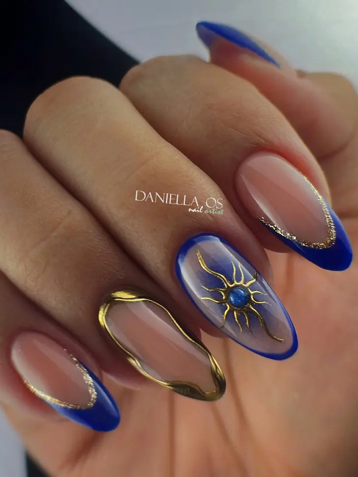 Дорогой комбинированный маникюр с темно синими и золотыми узорами