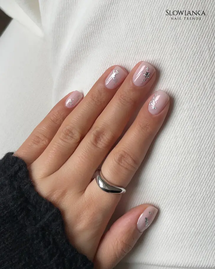 Дорогой маникюр на коротких ногтях с фигурами из серебряной фольги