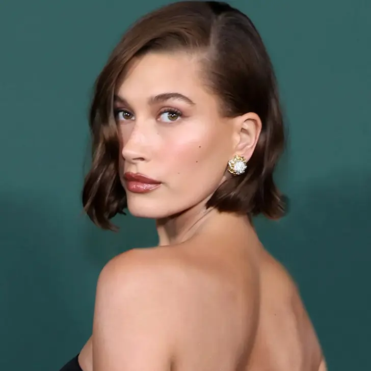 Эффектная стрижка боб с челкой волной