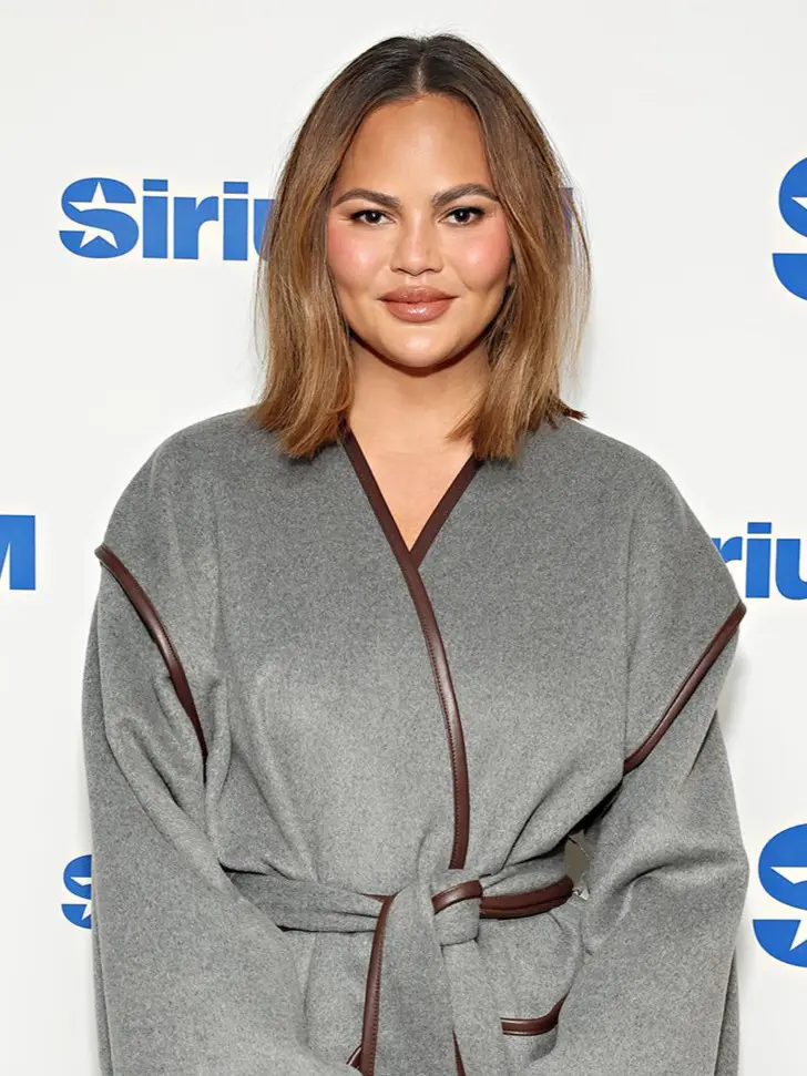 Элегантная прическа до плеч с движением и объемом