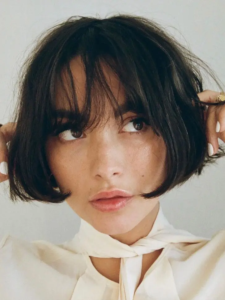 Элегантный французский боб с длинной челкой и стильной укладкой на тонких волосах