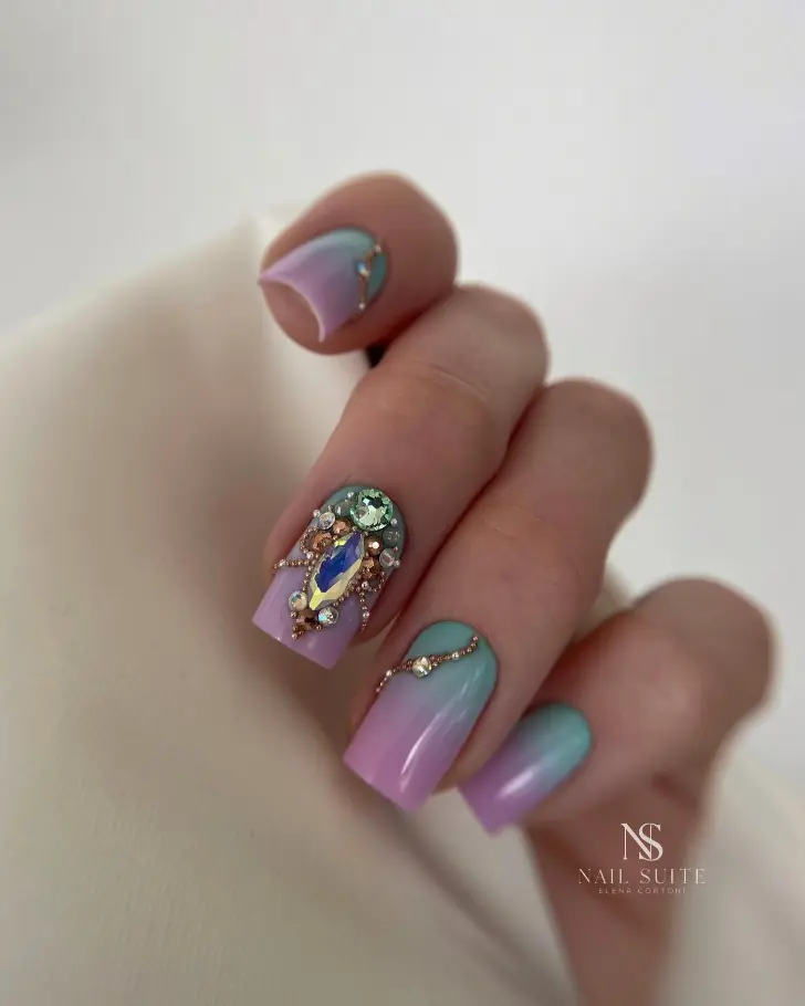 Фиолетово бирюзовый градиентный маникюр с золотой ящерицей