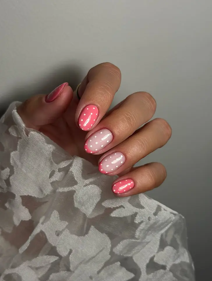 Френч кораллового оттенка с белым горохом