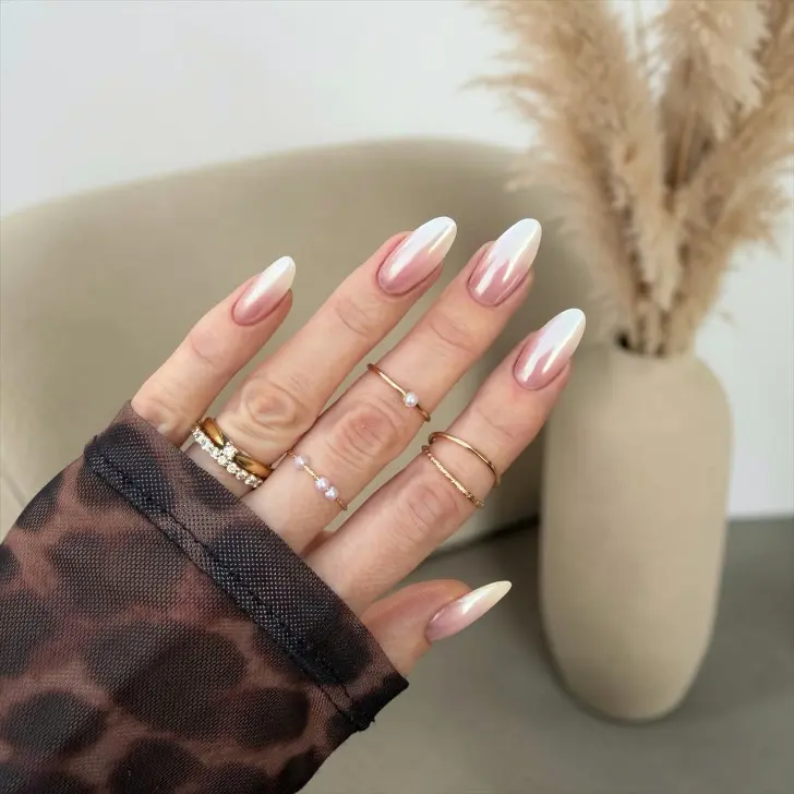 Глянцевый маникюр с бежево натуральным градиентом