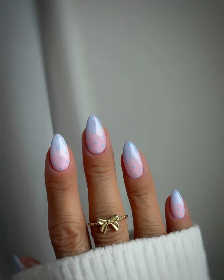 Градиентный френч от молочного к синему с горошком