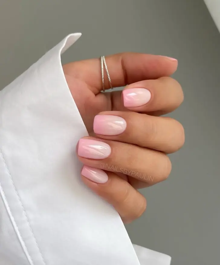 Градиентный маникюр от молочно белого к нежно розовому