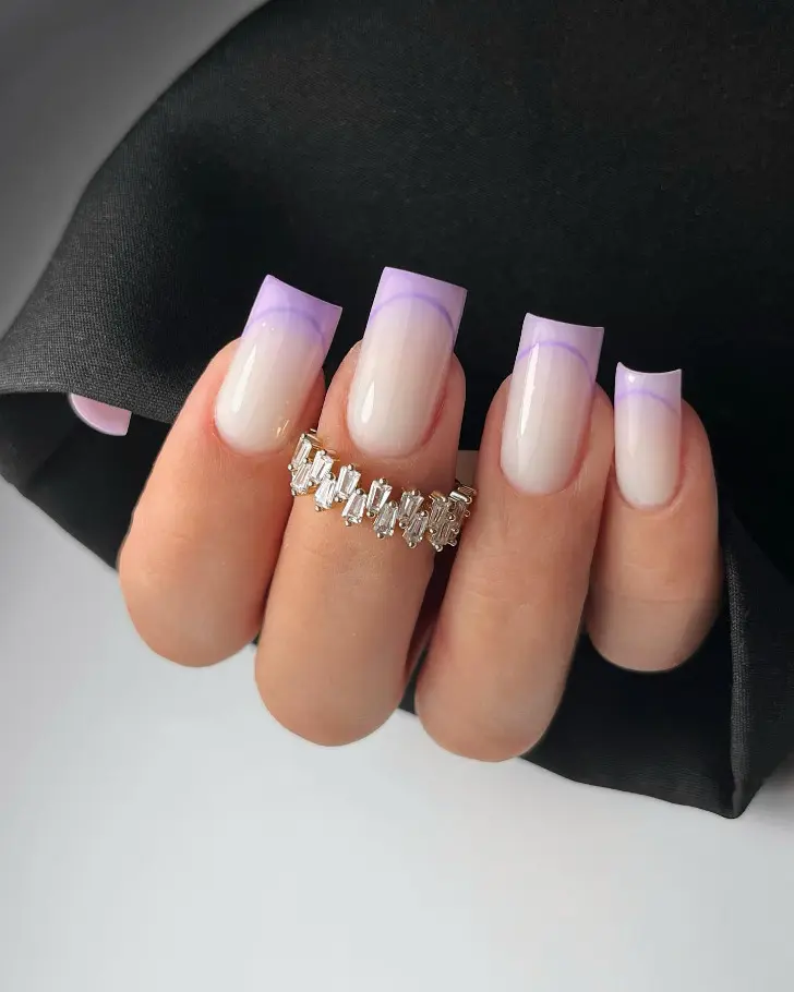 Градиентный маникюр в бежево фиолетовых цветах с френчем