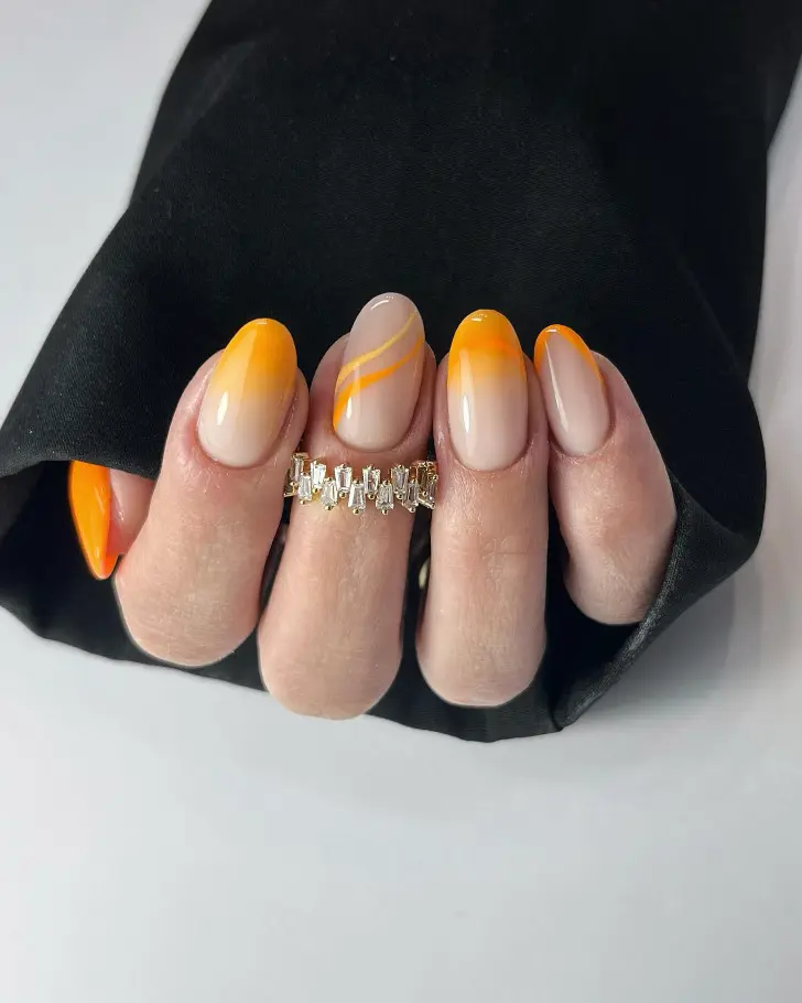 Градиентный маникюр в бежево оранжевых оттенках с волнами