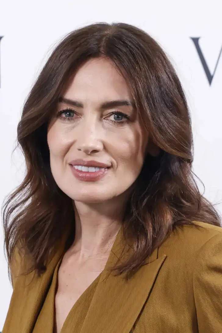 Изящные волосы до плеч с красивой челкой шторкой и подвижными слоями