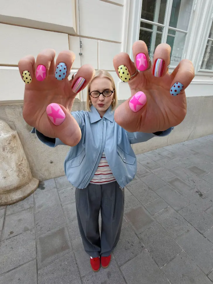 Комбинированный впечатляющий маникюр со звездами точками и полосками