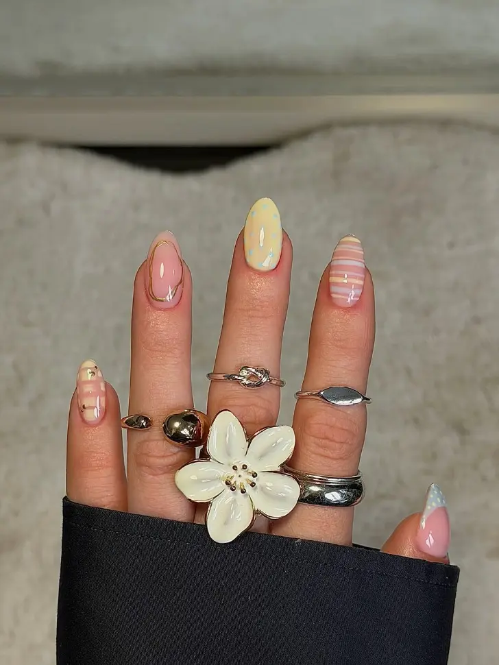 Комплексный маникюр с золотым овалом анимал принтом и точками