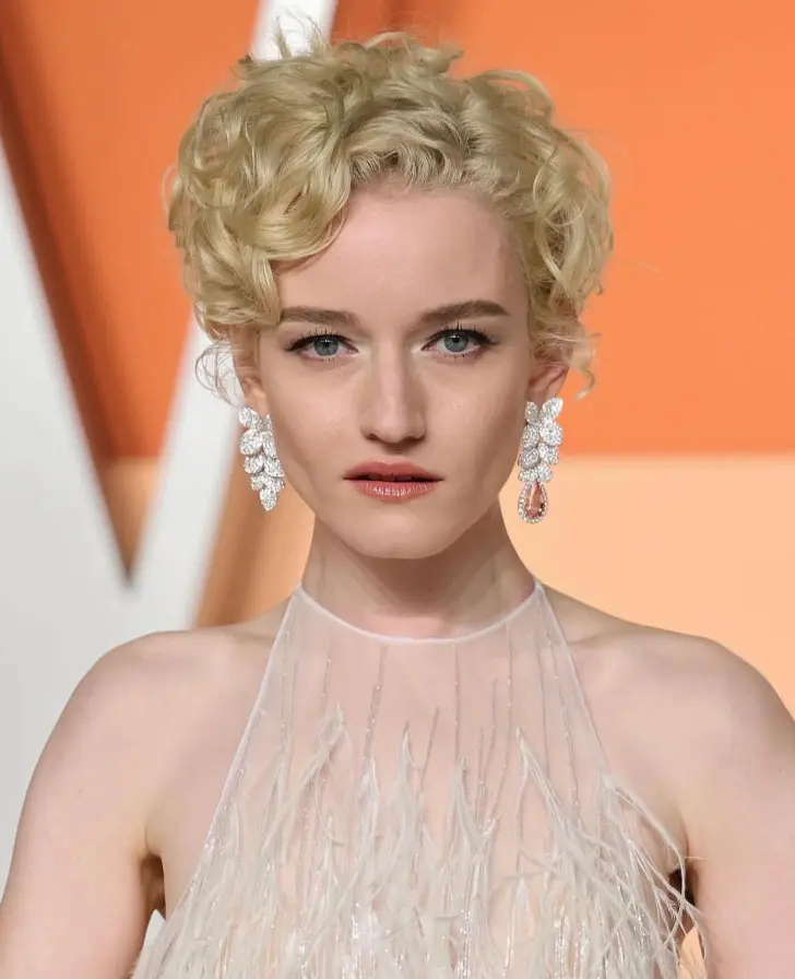 Короткая стрижка пикси с кудрями маскирующими пушистость