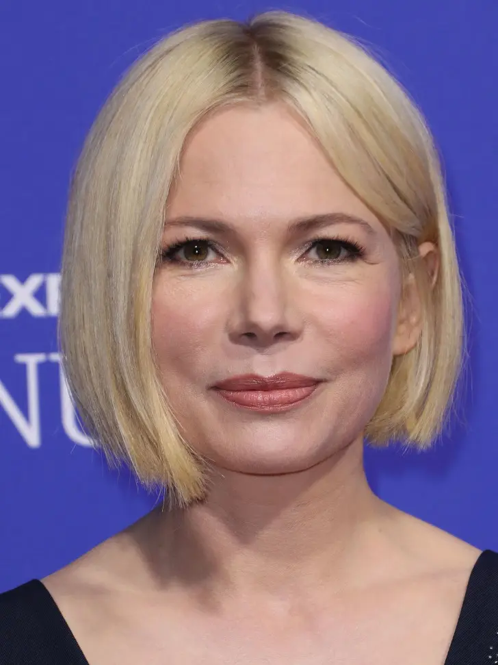 Короткая стрижка с прямыми волосами и асимметричным кроем