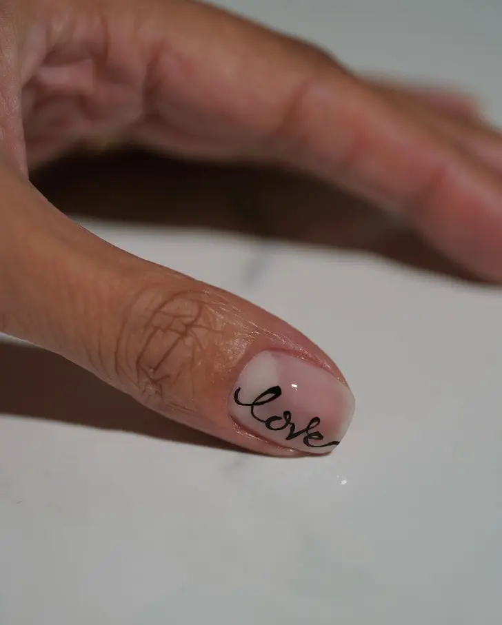 Короткий чистый маникюр с надписями