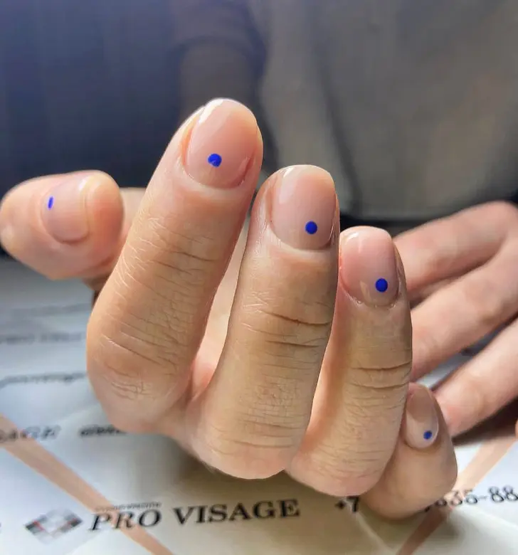 Короткий чистый маникюр с простыми синими точками