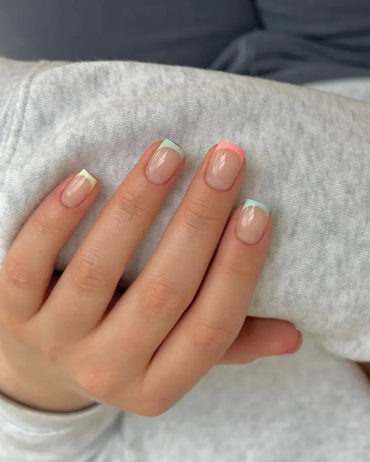 Короткий френч в пастельных оттенках с натуральной основой