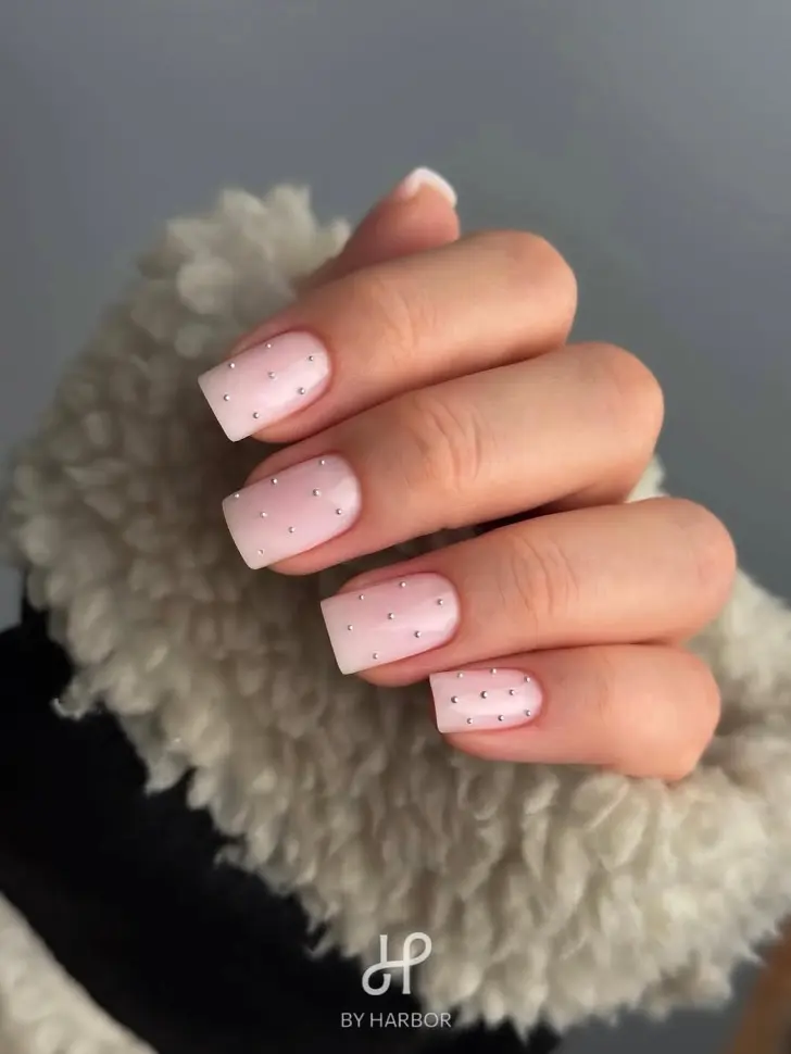 Короткий квадратный маникюр с серебряными 3D точками
